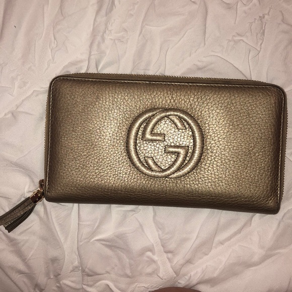 Gucci Handbags - Authentic Gucci soho wallet